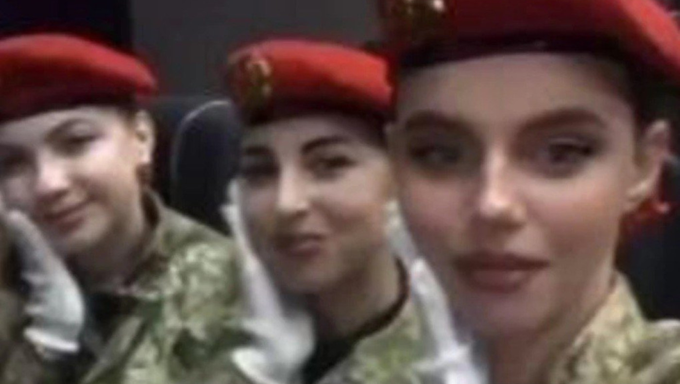 TikTok: Πανέμορφες Ουκρανές κατατάσσονται στον στρατό