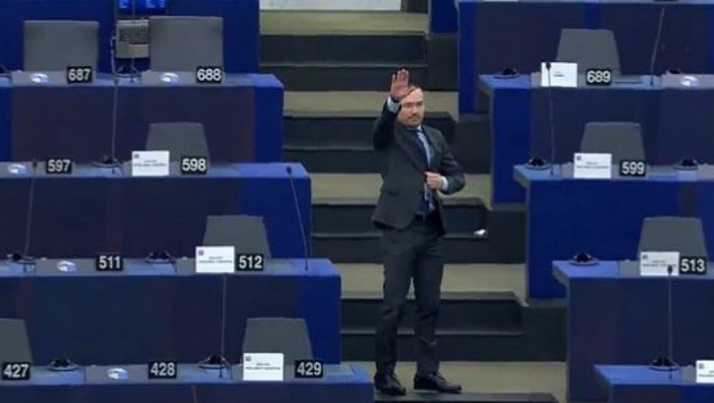 ΑΠΙΣΤΕΥΤΗ ΠΡΟΚΛΗΣΗ: Ευρωβουλευτής χαιρέτησε ναζιστικά!