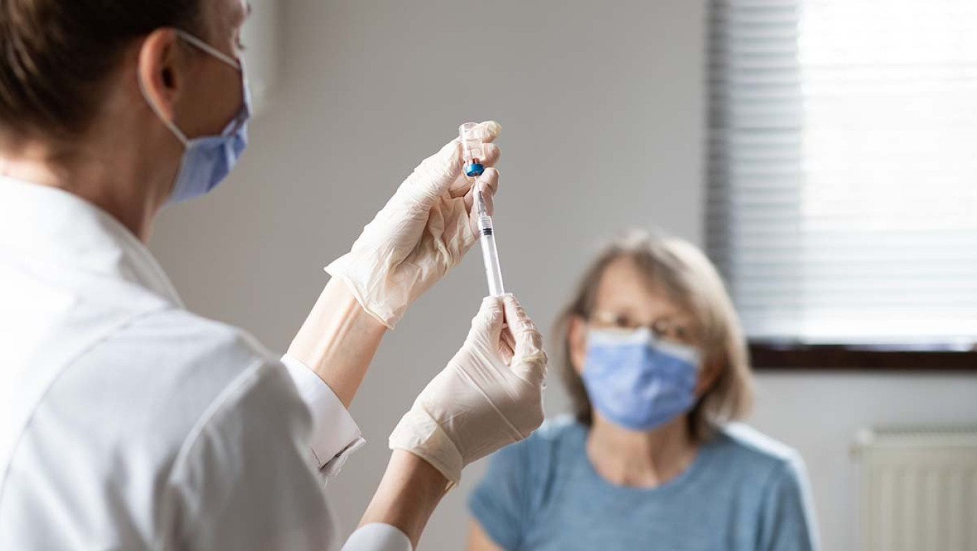 Κορωνοϊός: Πόλεμος μεταξύ γιατρών και φαρμακοποιών για τον εμβολιασμό