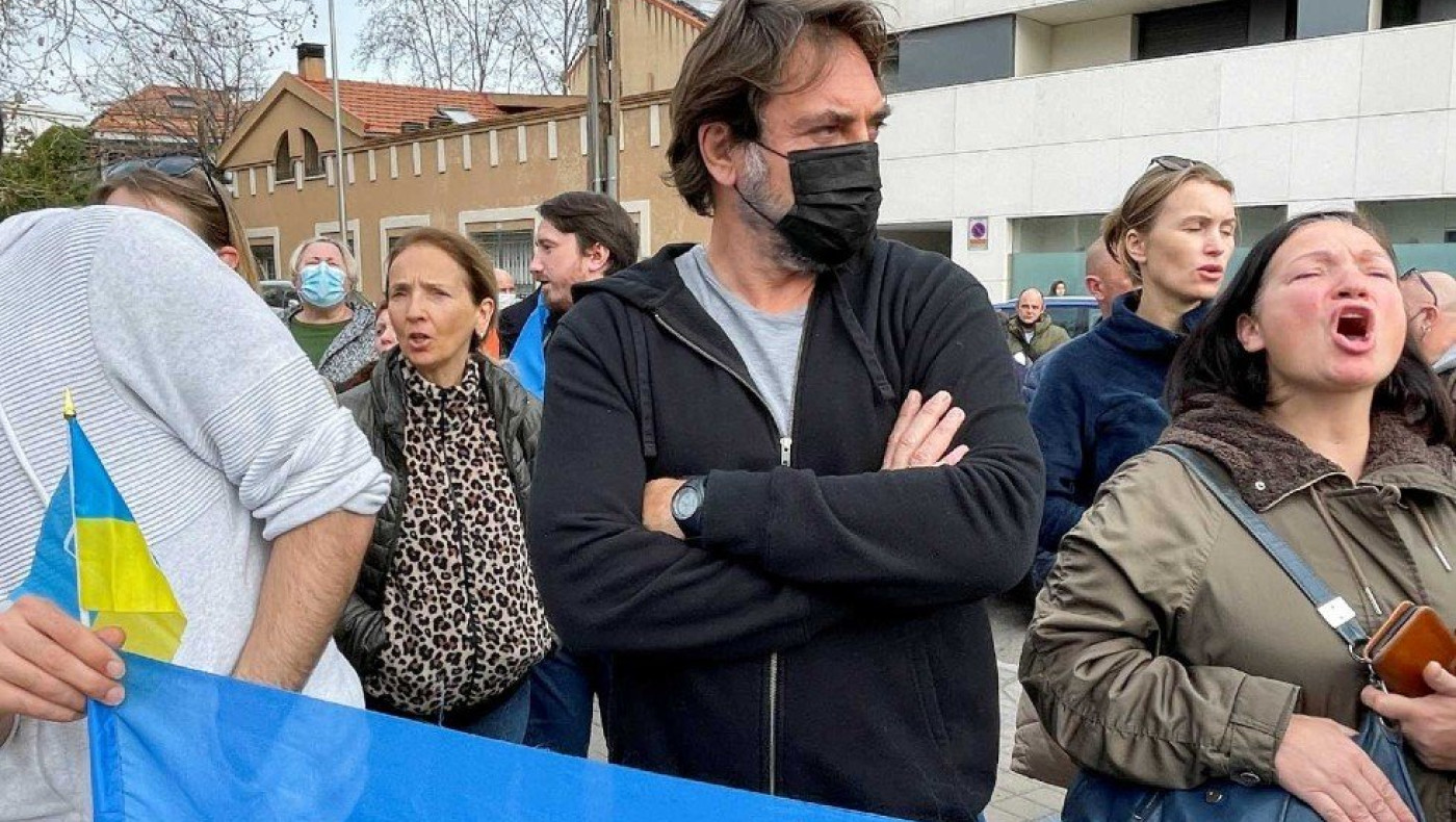 Ο Χαβιέρ Μπαρδέμ σε διαμαρτυρία στη ρωσική πρεσβεία της Μαδρίτης
