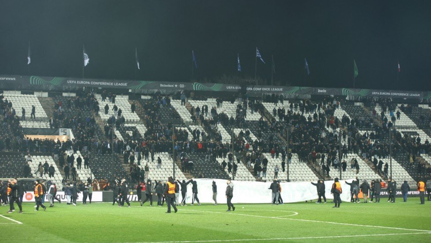 Ταυτοποιήθηκαν οι οπαδοί που σήκωσαν το πανό της ντροπής στην Τούμπα