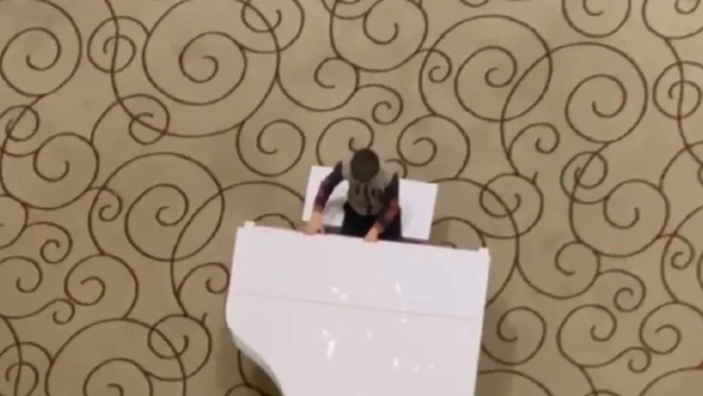 Εισβολή στην Ουκρανία: Νεαρό αγόρι παίζει πιάνο σε ξενοδοχείο του Χάρκοβο, εν μέσω πολέμου