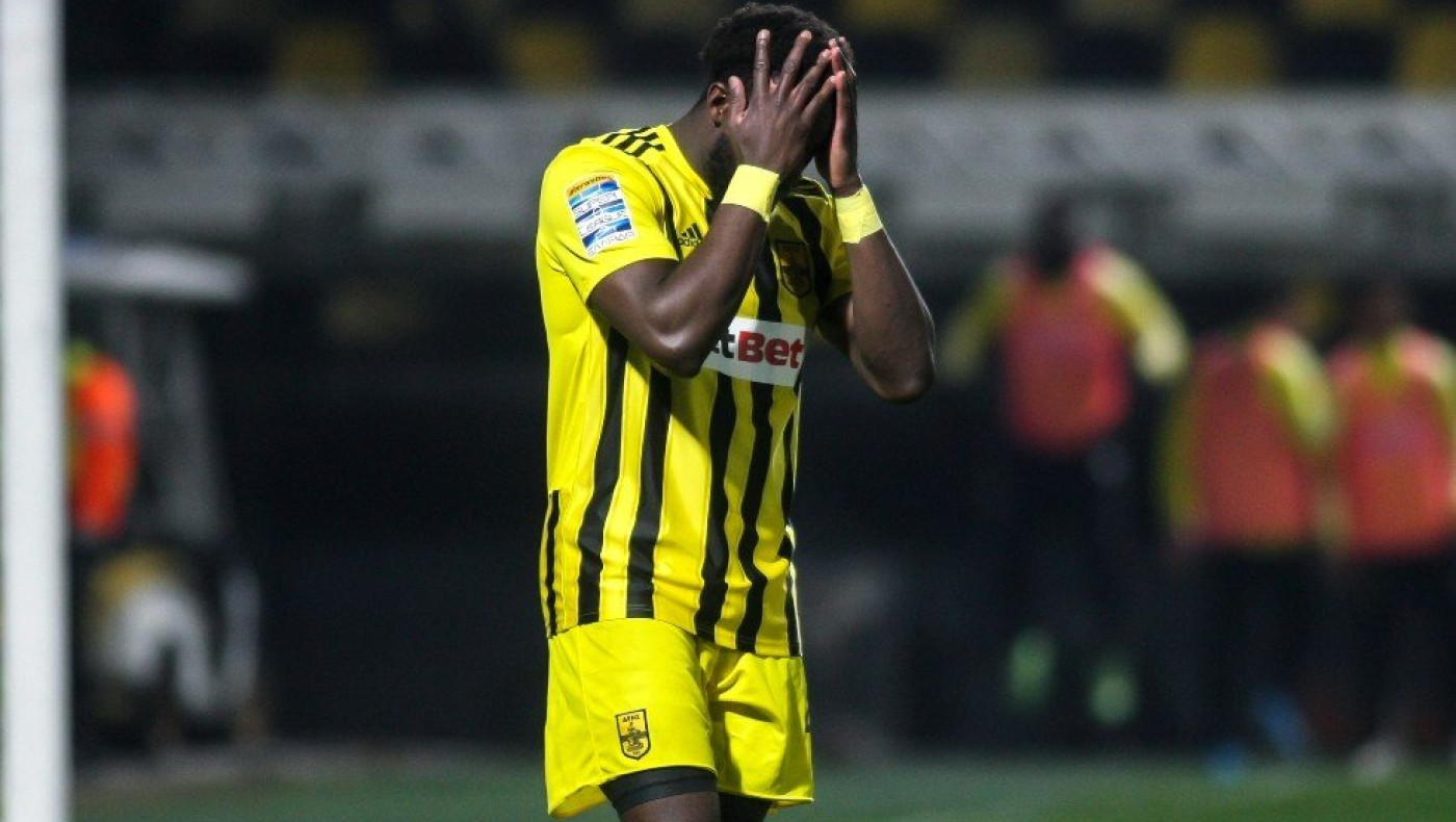 Η αποβολή του Καμαρά με δύο κίτρινες κάρτες