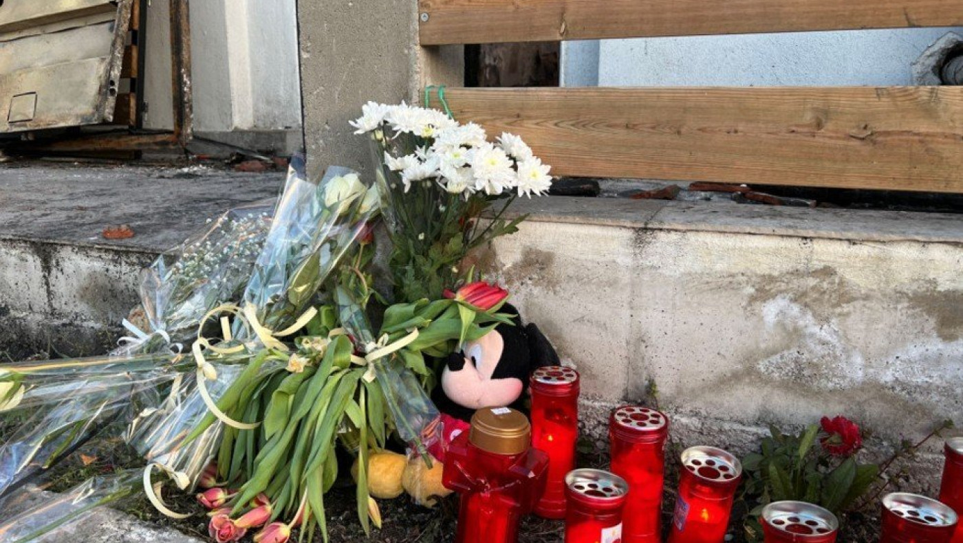 Θεσσαλονίκη: Λευκά λουλούδια έξω από το σπίτι όπου κάηκαν η μητέρα με τα δυο της παιδιά