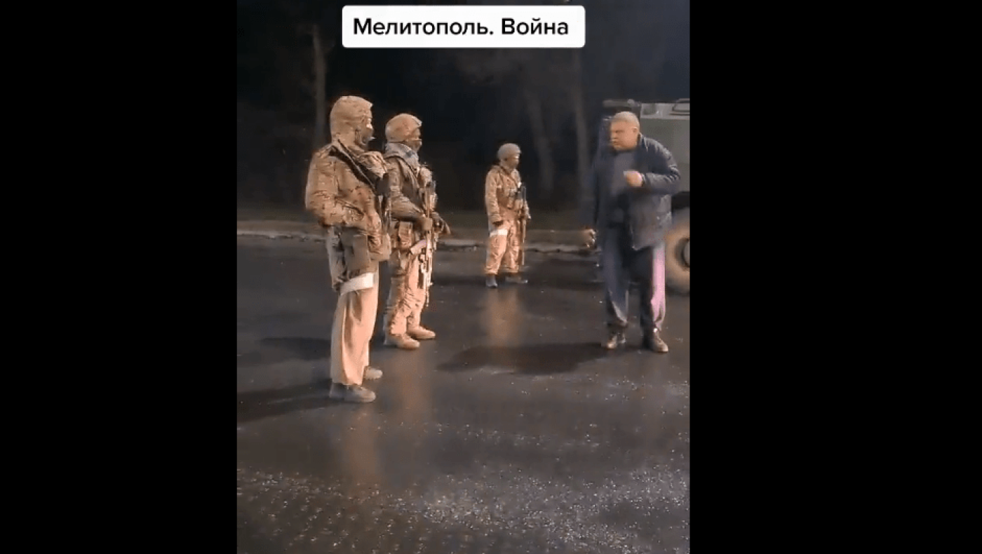 Ατρόμητος παππούς «στολίζει» Ρώσους στρατιώτες: «Είστε απλά μαριονέτες»