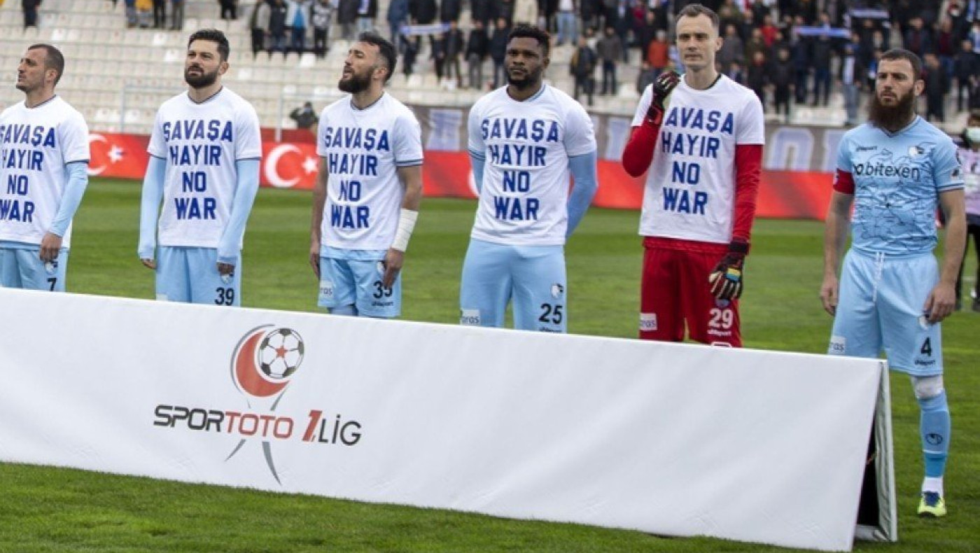 Τούρκος ποδοσφαιριστής αρνήθηκε να βάλει φανέλα με μήνυμα «Όχι στον πόλεμο»