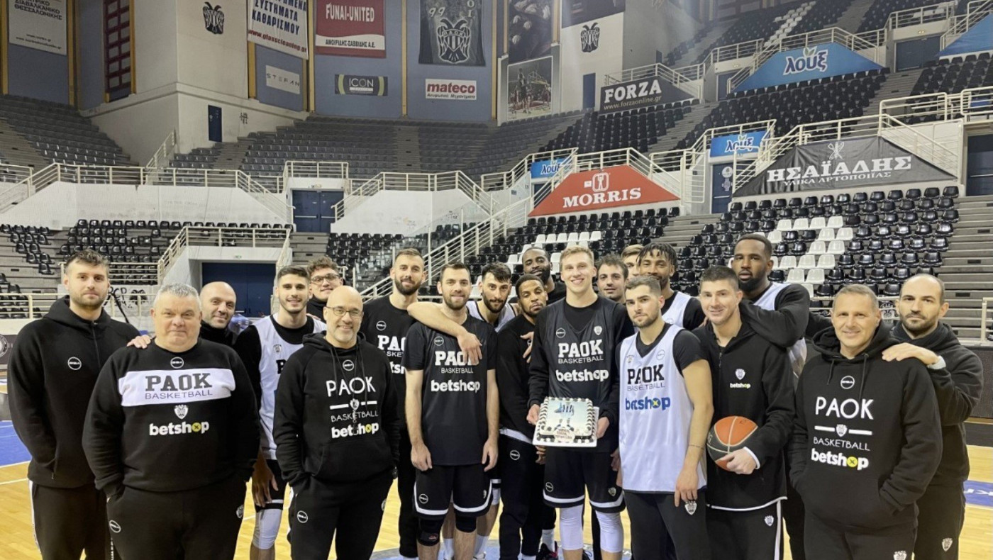 Ευχές στον Ντι Λέο για τα γενέθλιά του, μπήκε ο Λόβ στο πρόγραμμα