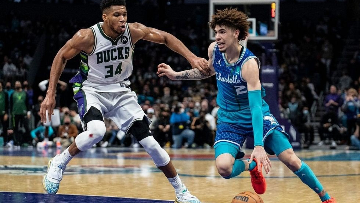 ΝΒΑ: Ο Γιάννης Αντετοκούνμπο έδωσε μαθήματα στον Λόνζο Μπολ