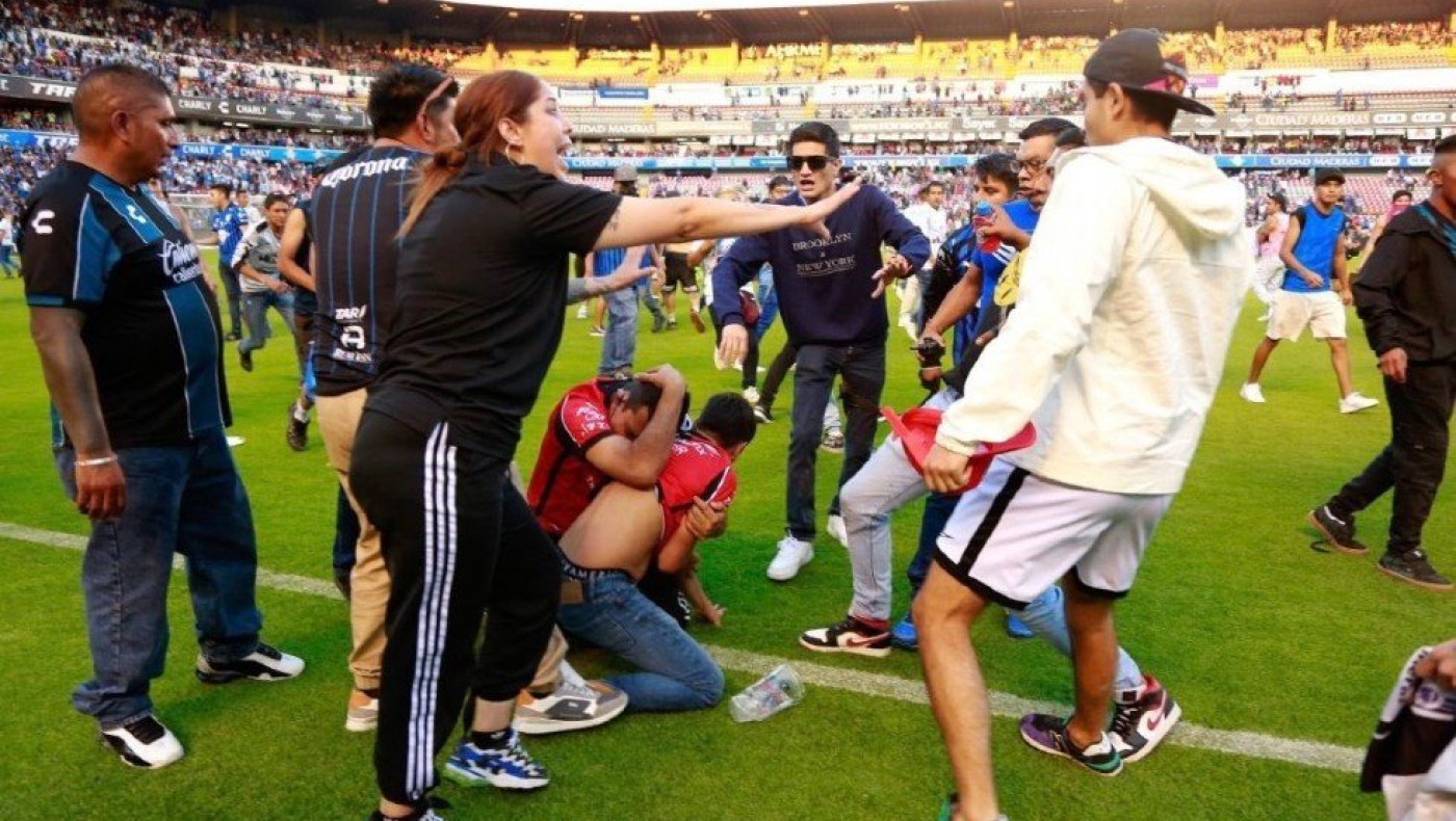 Σκληρές εικόνες: Χάος στο Μεξικό με δεκάδες νεκρούς έπειτα από ποδοσφαιρικό αγώνα