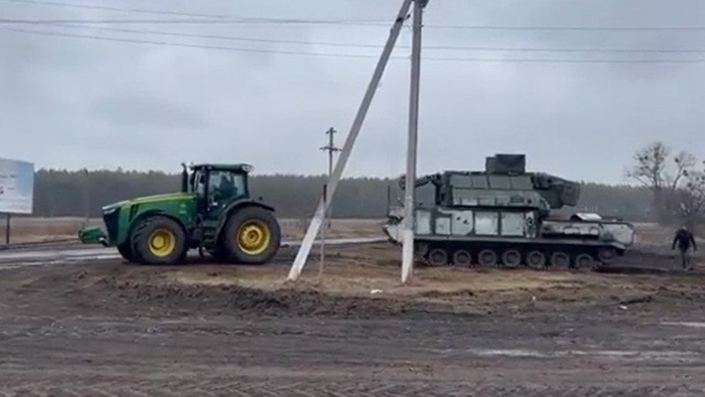 Ουκρανοί αγρότες έκλεψαν το Ρωσικό σύστημα αεράμυνας Tor-M2 με τρακτέρ!