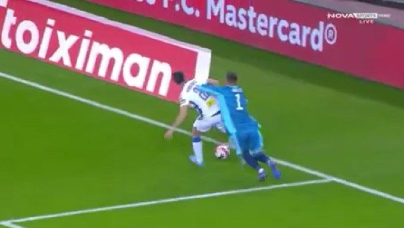 Βαρούχας για το πέναλτι που έπνιξαν στο Καραϊσκάκης: «Είναι μία περίπτωση που βγάζει μάτια»