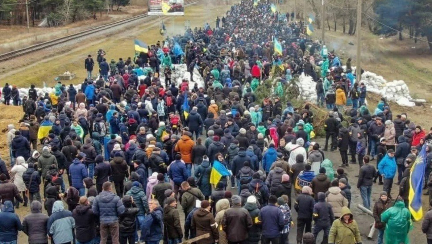 Λαοθάλασσα Ουκρανών εμποδίζει τον ρωσικό στρατό να μπει σε πόλη στα νότια