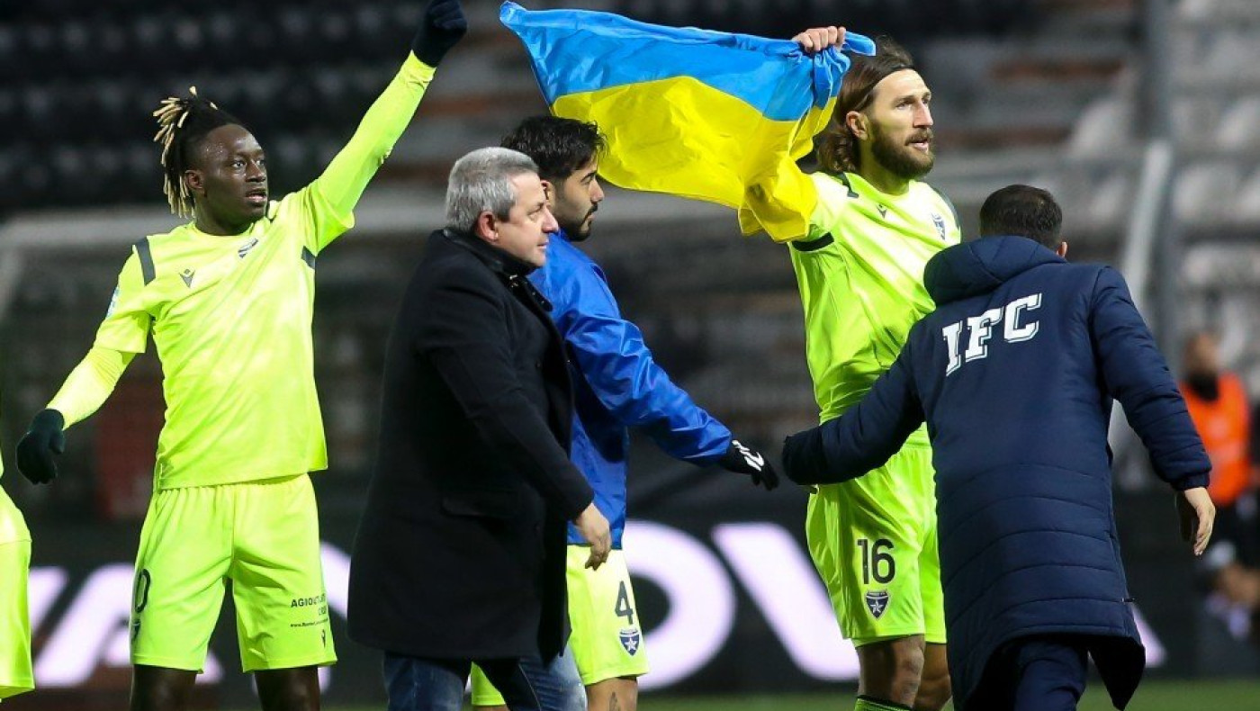 Η αλληλεγγύη για την Ουκρανία, το χειροκρότημα για τον Τσιγκρίνσκι και η ιδεολογία των γηπέδων﻿