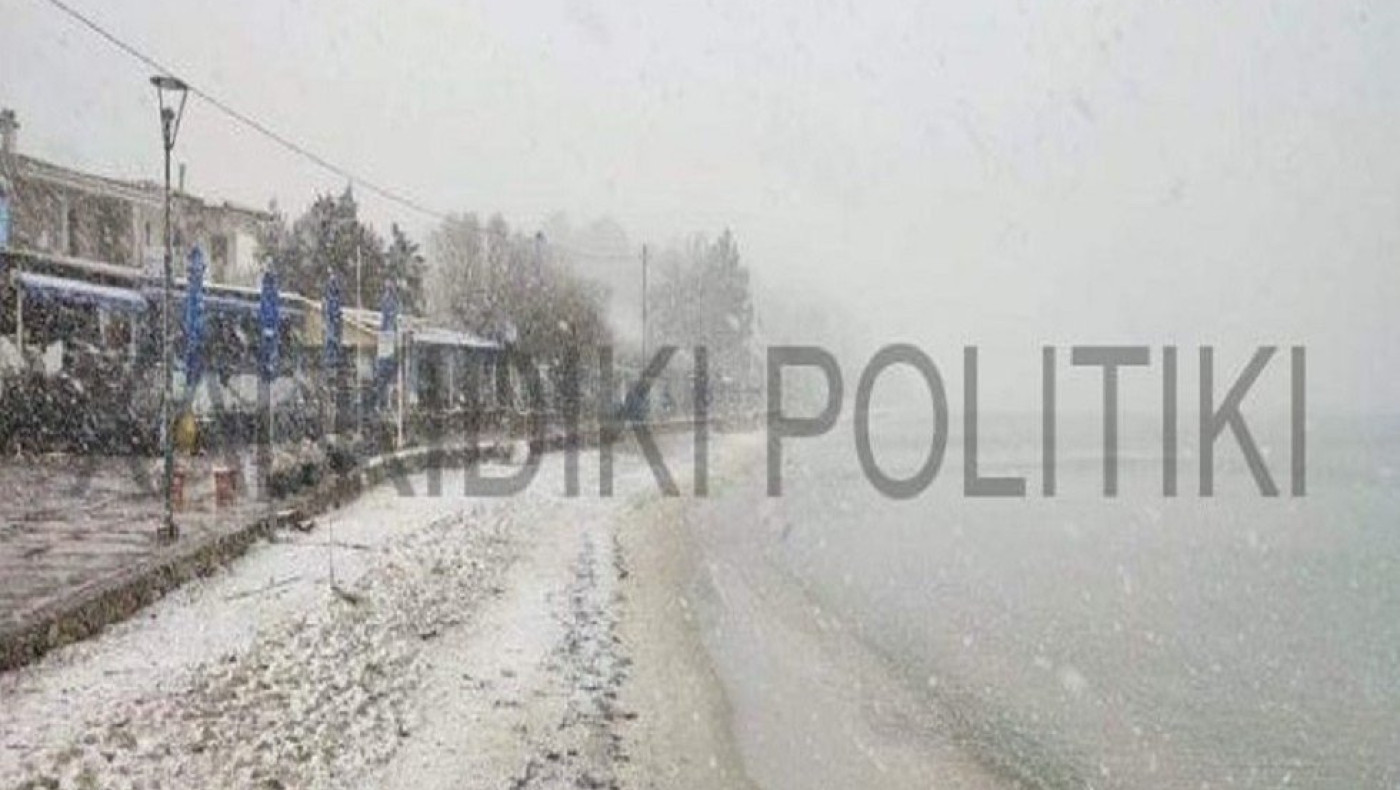 Χαλκιδική: Η κακοκαιρία «Φίλιππος» έφερε το χιόνι ως τη θάλασσα