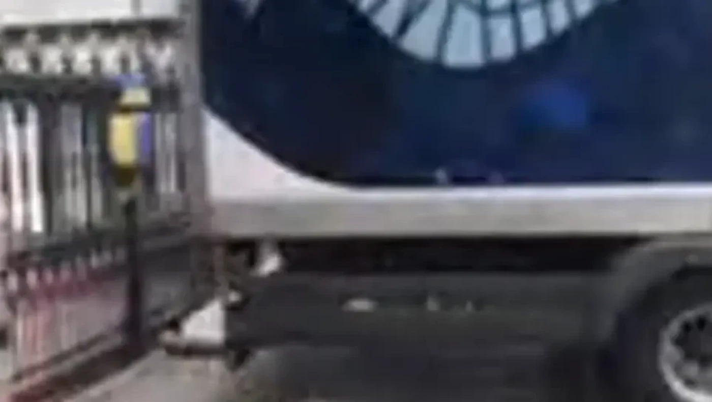 Εισβολή στην Ουκρανία: Φορτηγό έπεσε στην είσοδο της ρωσικής πρεσβείας στο Δουβλίνο