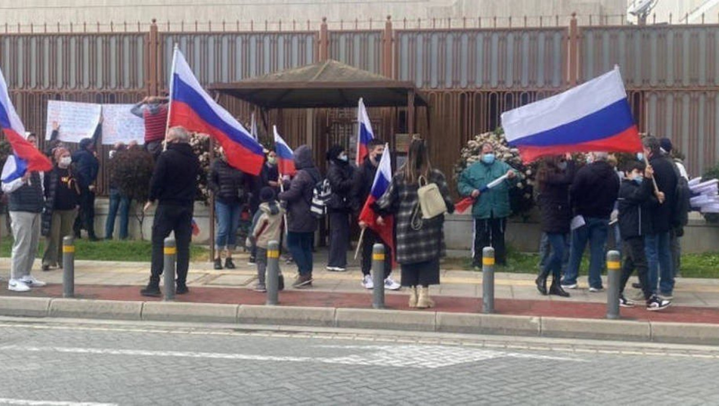 Λευκωσία: Εκδήλωση στήριξης έξω από τη ρωσική πρεσβεία-«Πούτιν μεγάλος αρχηγός!»