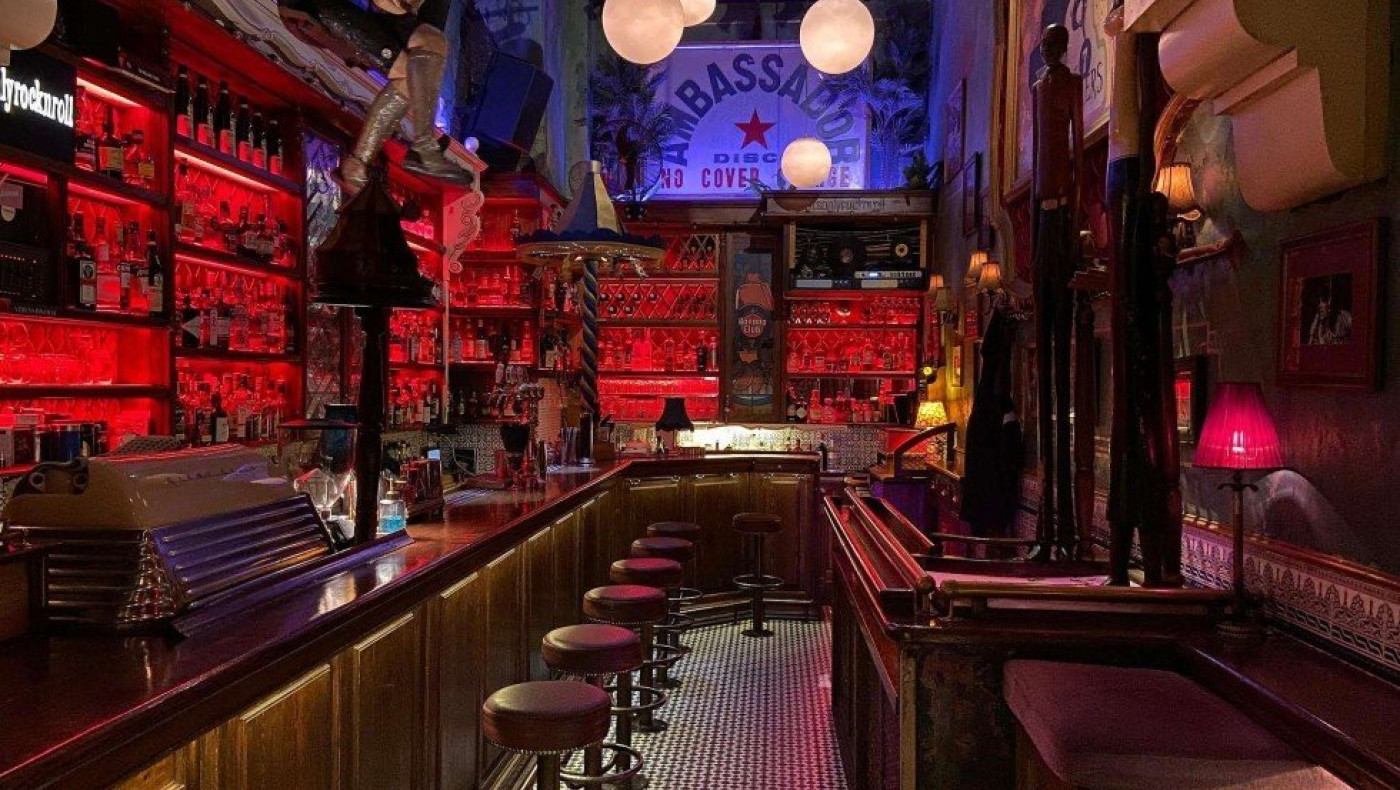 Άνδρας πήγε για καφέ και ακούμπησε το μόριό του στο μπαρ