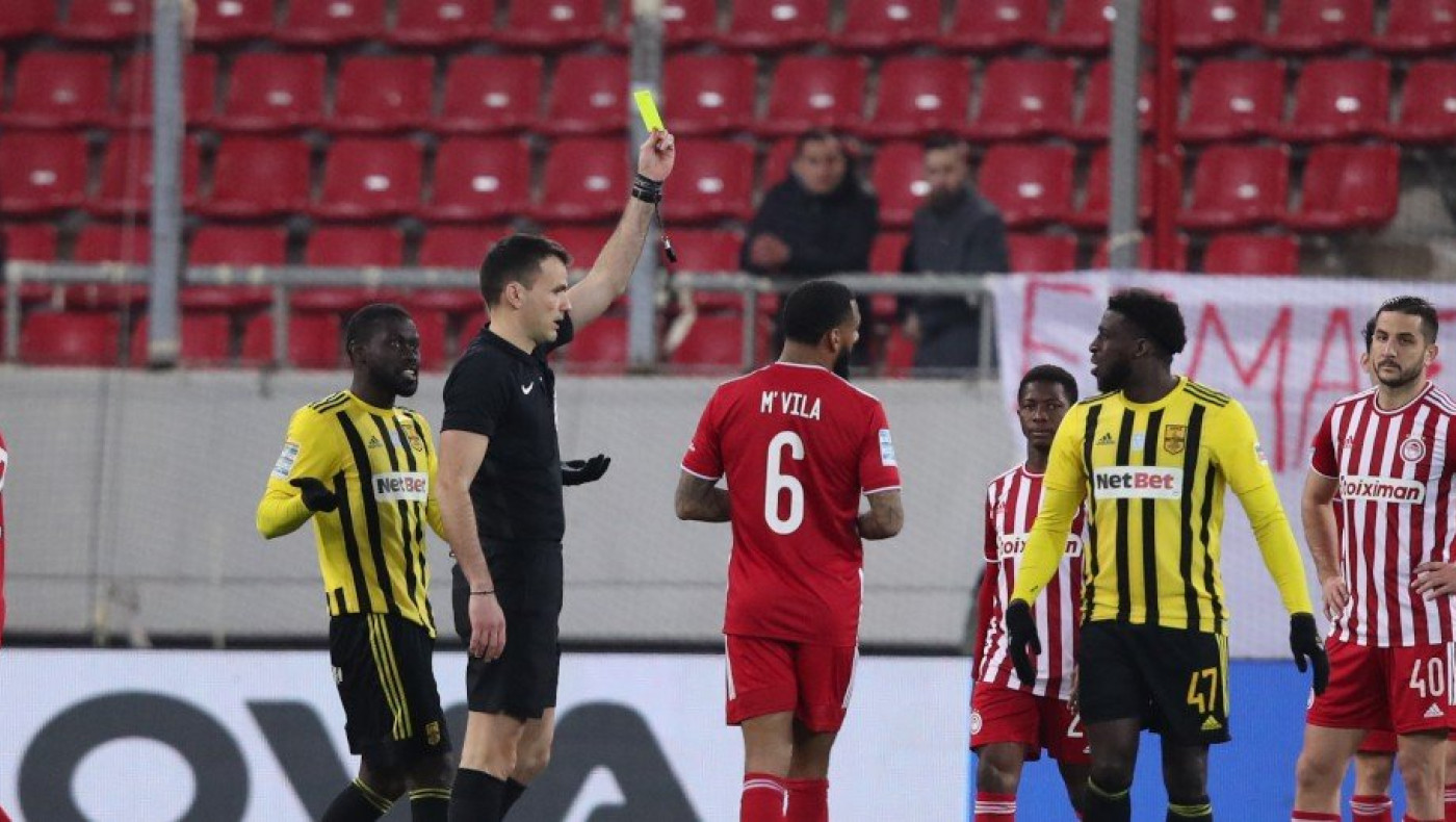 Το πέναλτι που αρχικά υπέδειξε ο Μανούχος υπέρ του Καμαρά έγινε... κίτρινη για θέατρο!