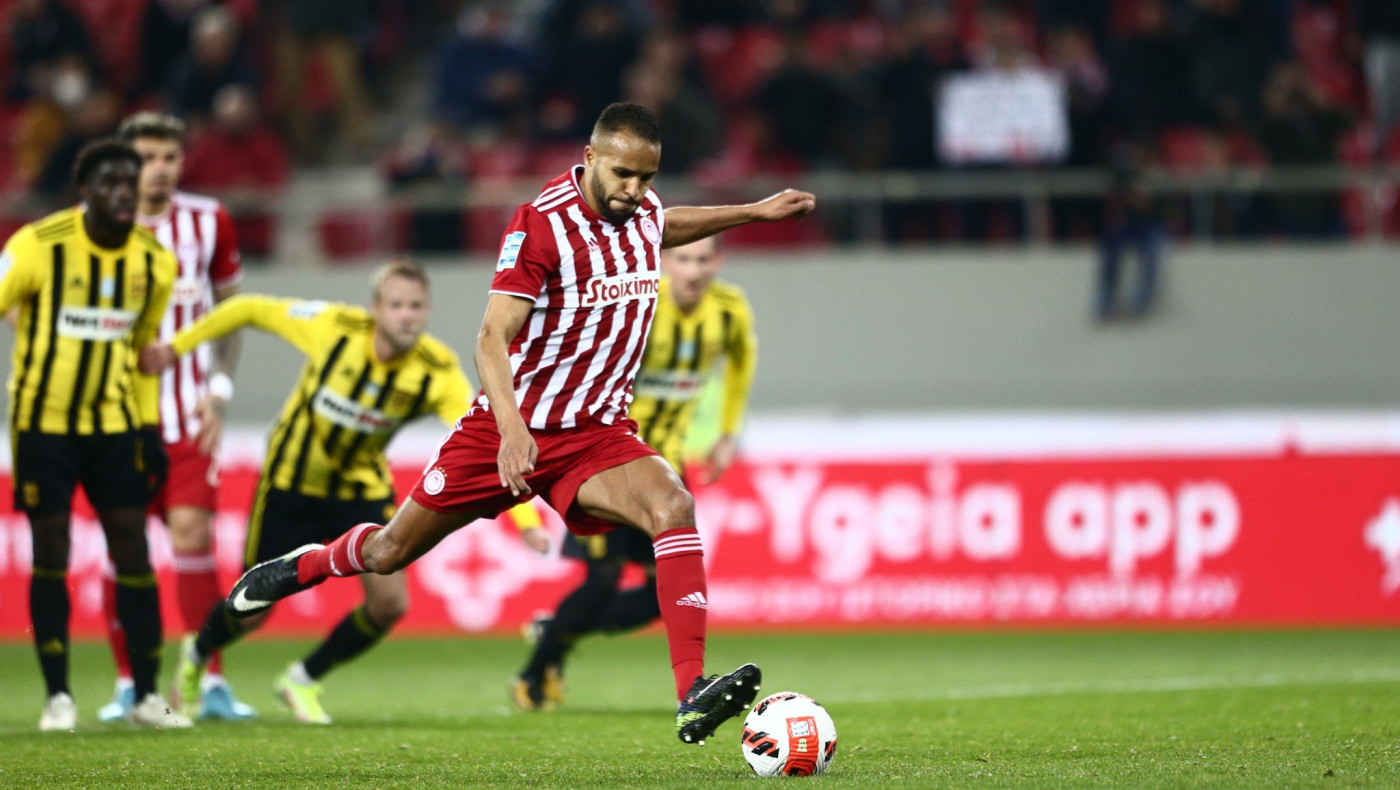 Γελάει ο κόσμος! Είδε πέναλτι ο Μανούχος και έκανε δώρο το 2-1 στον Ολυμπιακό