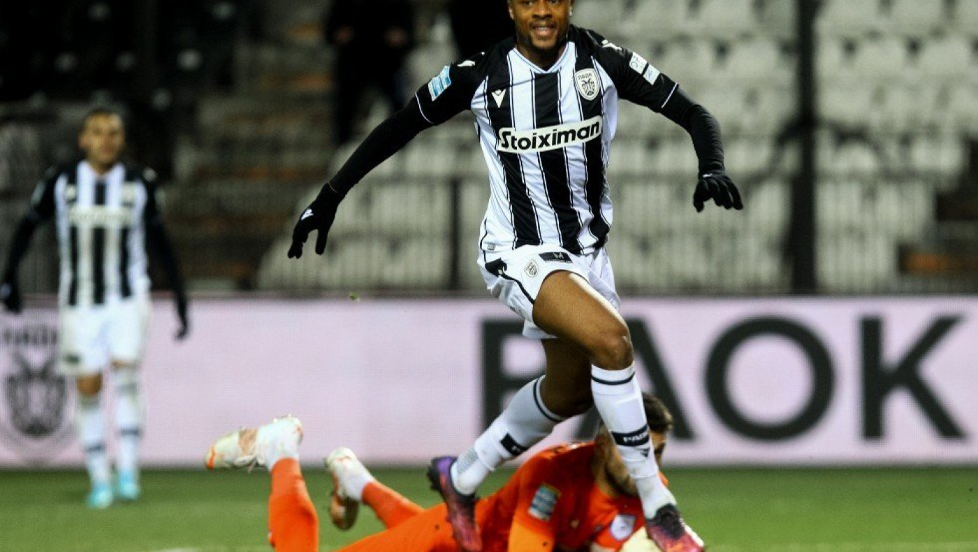 Τσούμπα Άκπομ: Είναι ΠΑΟΚ και το δείχνει και στις διακοπές του