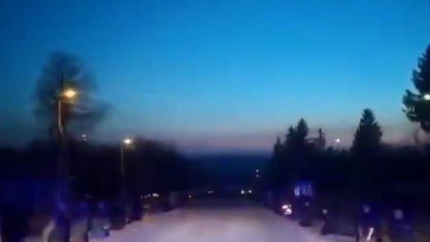 Καθηλωτικό βίντεο Ουκρανών που υποδέχονται γονατιστοί νεκρό στρατιώτη