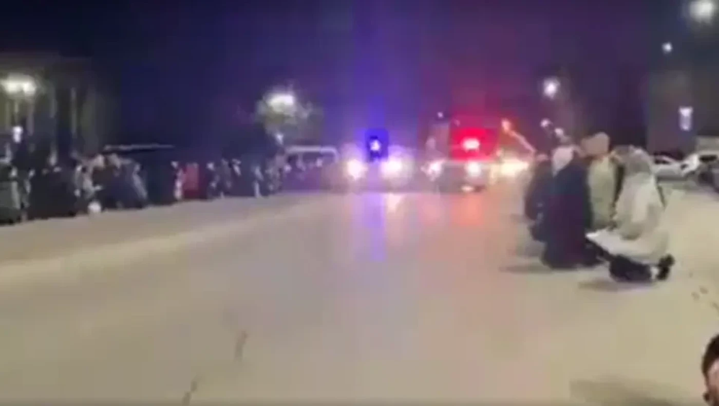 Πόλεμος-Ουκρανία: Πολίτες γονατίζουν μπροστά σε Ουκρανούς νεκρούς στρατιώτες