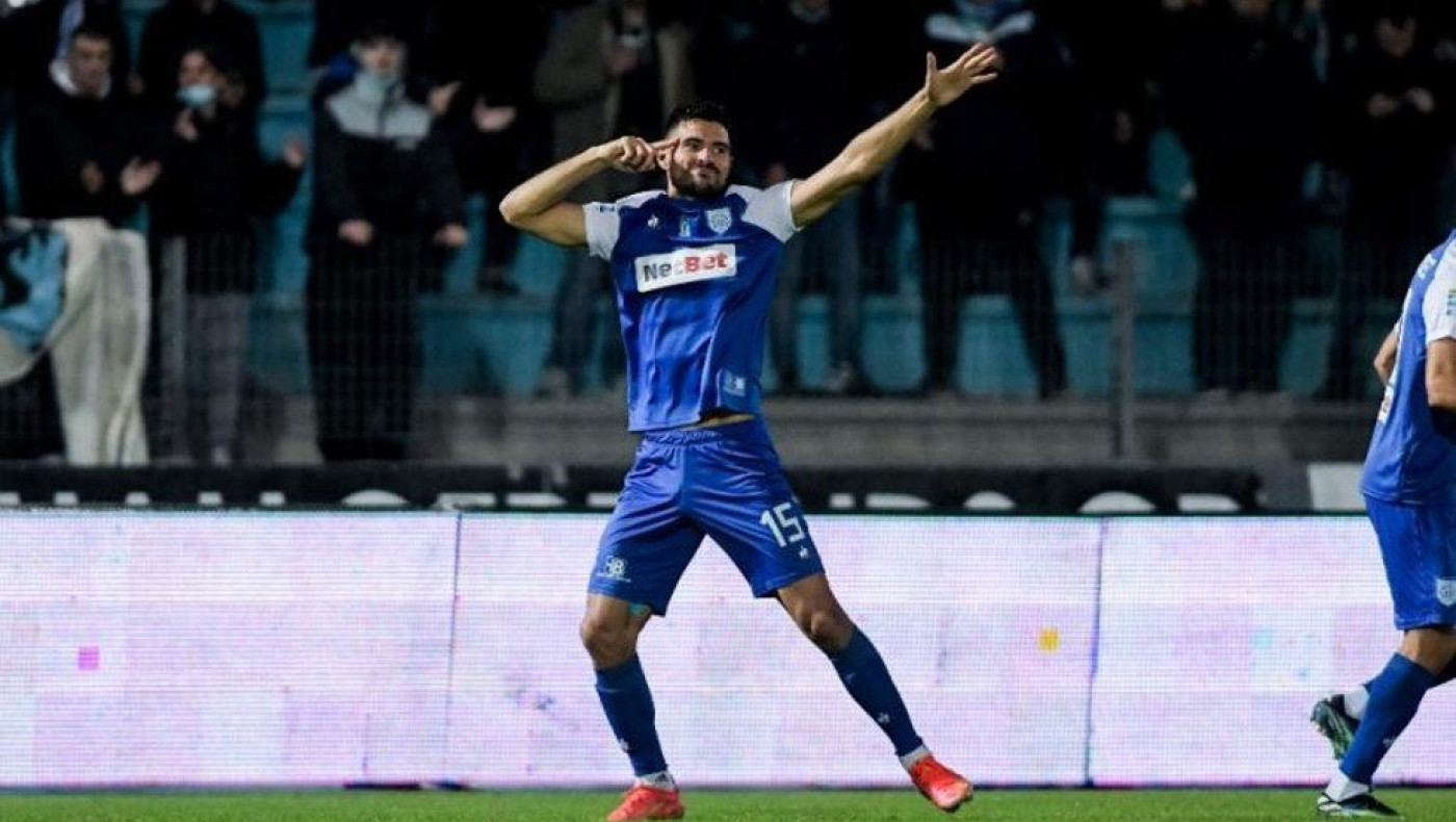 Τι να τους κάνεις τους επιθετικούς όταν έχεις τέτοιους... στόπερ