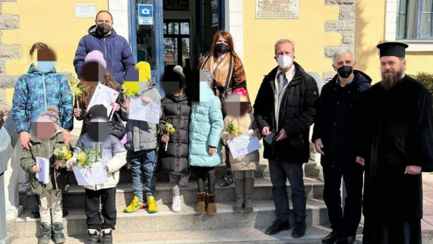Πόλεμος στην Ουκρανία: Υποδοχή μαθητών σε προσφυγόπουλα στην Αλμωπία με ποντιακή λύρα και λουλούδια