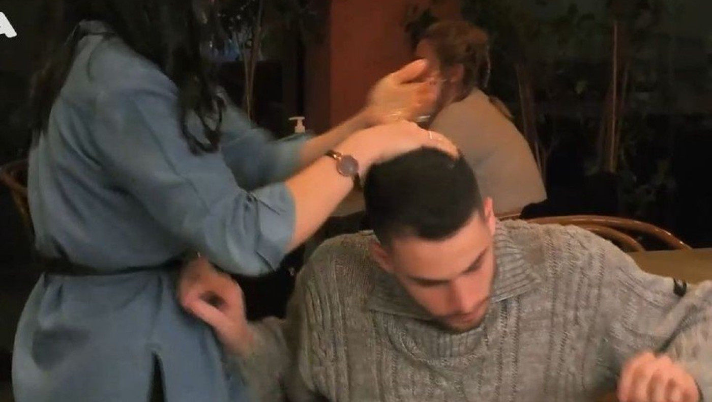 Απίστευτα πράγματα στην τηλεόραση: Τον έλουσε σε γεμάτο μαγαζί με αυγό και λάδι για 3.000 ευρώ