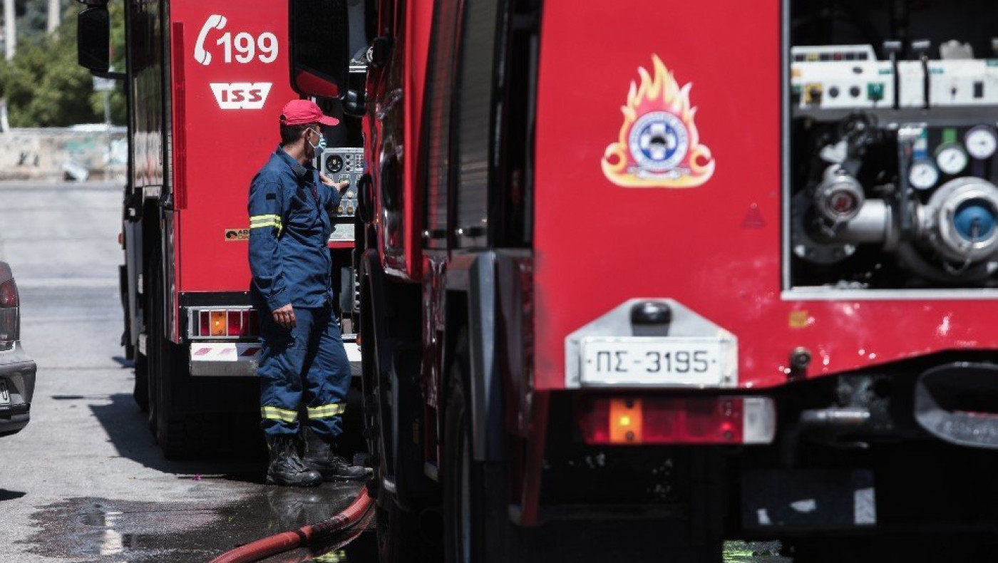 Θεσσαλονίκη: Κάηκαν ολοσχερώς δύο σταθμευμένα αυτοκίνητα