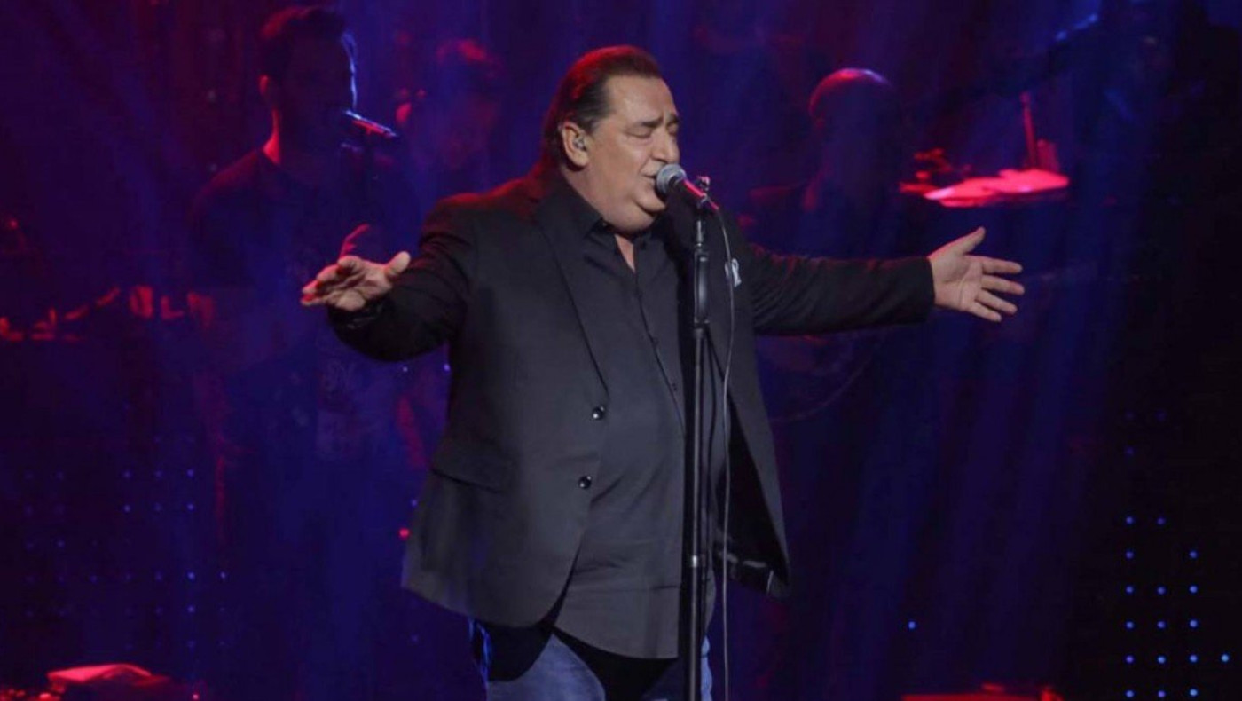 Βασίλης Καρράς: Έφυγε από το νοσοκομείο και ανέβηκε στην πίστα με την πεταλούδα στο χέρι