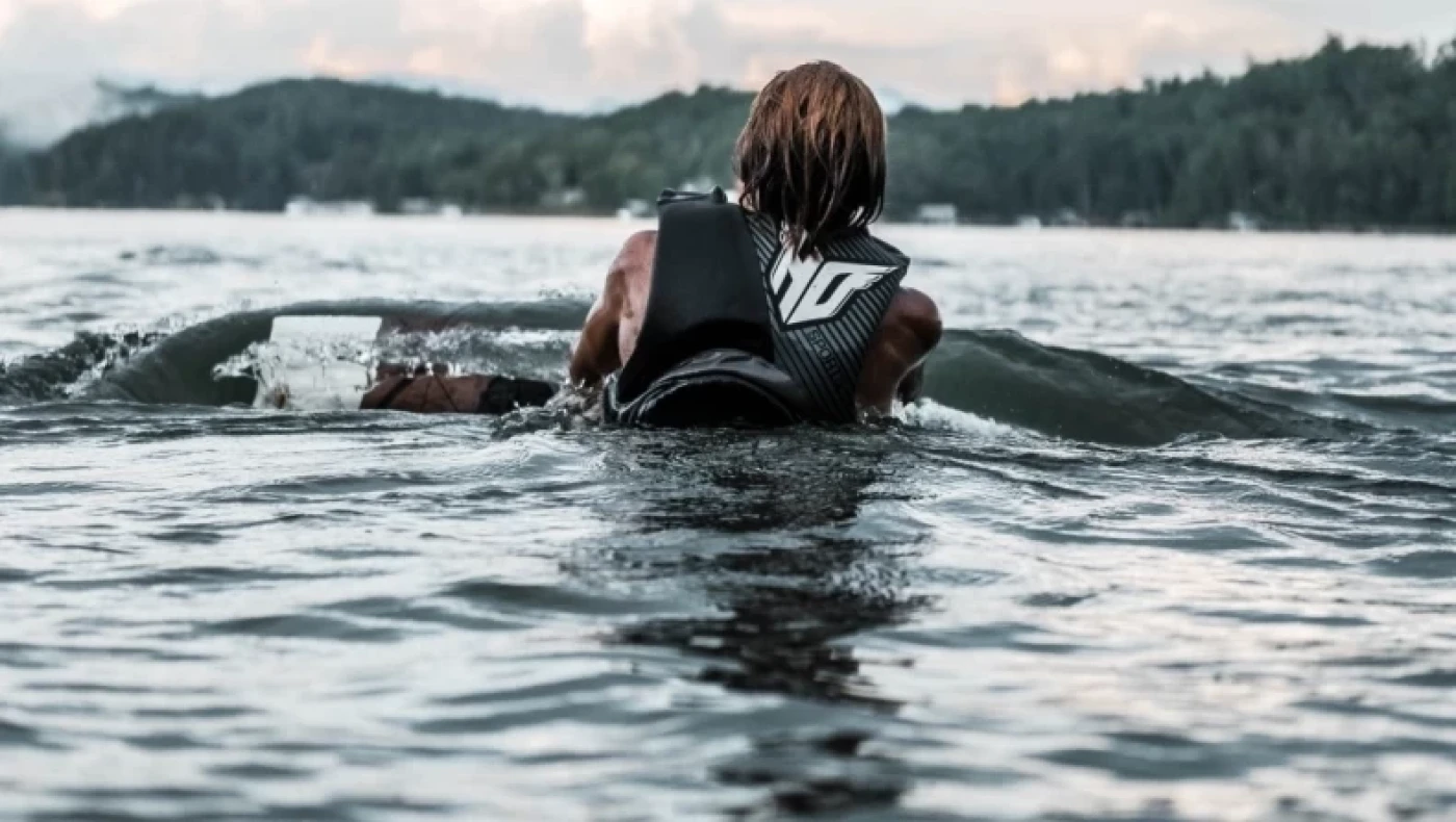Τον έσωσε πρώτα από πνιγμό και μετά τον πυροβόλησε