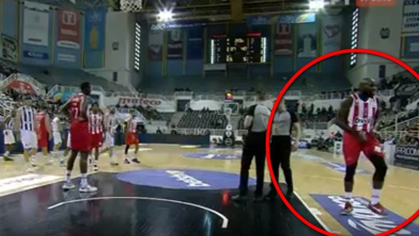 Ο Έισι έδειξε τα... γεννητικά του όργανα και τιμωρήθηκε ο ΠΑΟΚ