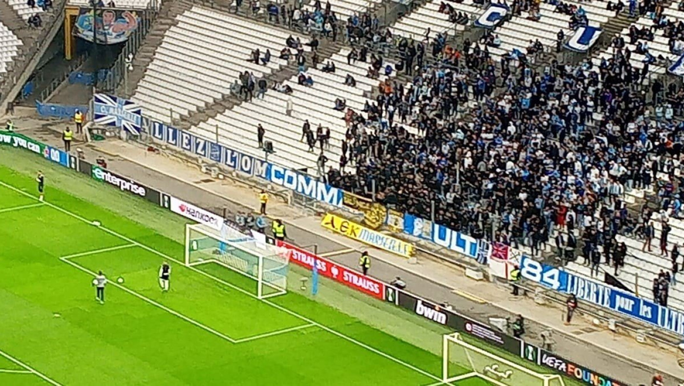 Πανό της ΑΕΚ στο «Βελοντρόμ»