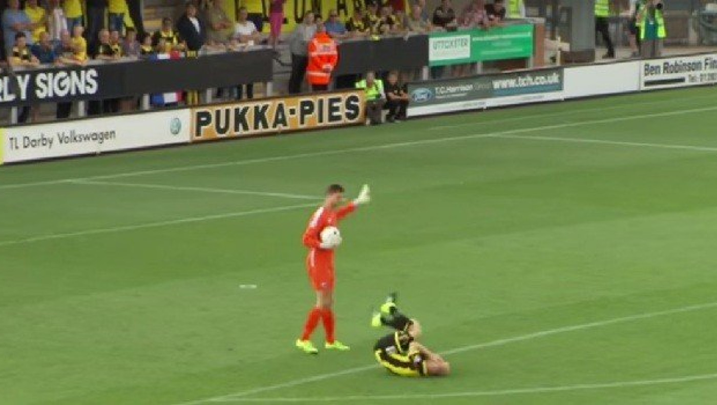 Τερματοφύλακας «έριξε».... αγκωνιά σε αντίπαλο (Vid)