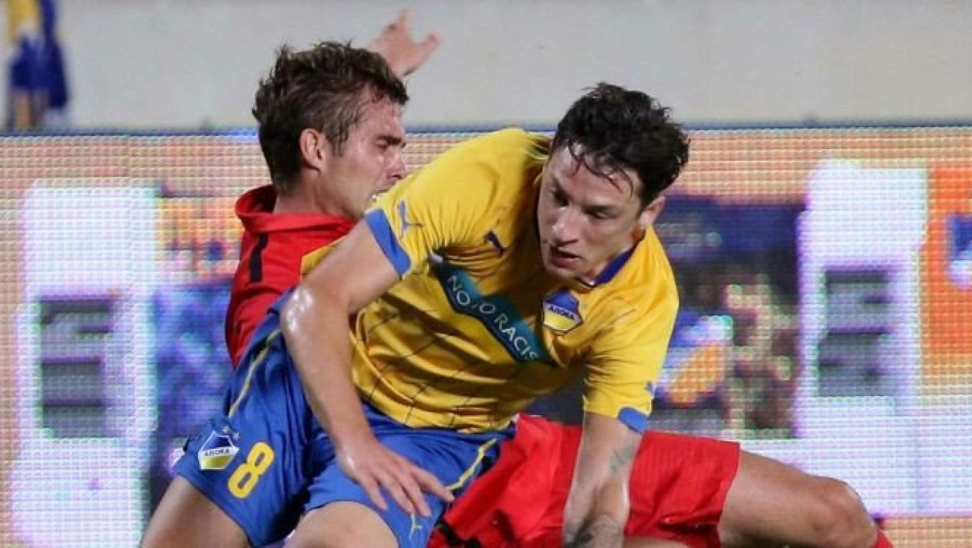 Πρόκριση με ήττα και 10 παίκτες ο ΑΠΟΕΛ - Στα πλέι οφ και η Ντιναμό Ζάγκρεμπ