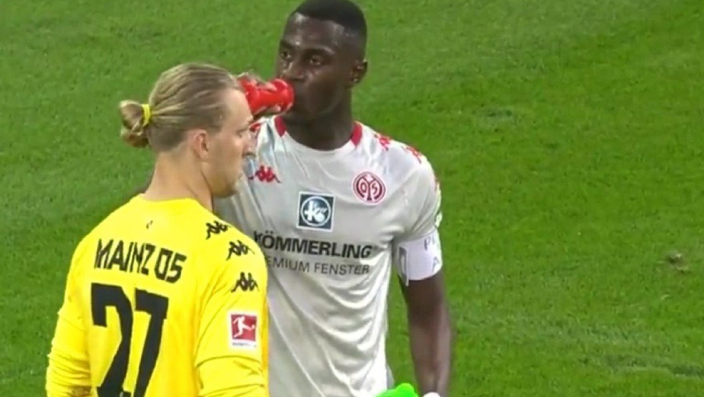 Στιγμές ανθρωπιάς με τον διαιτητή να διακόπτει παιχνίδι για παίκτη που τηρούσε το Ραμαζάνι