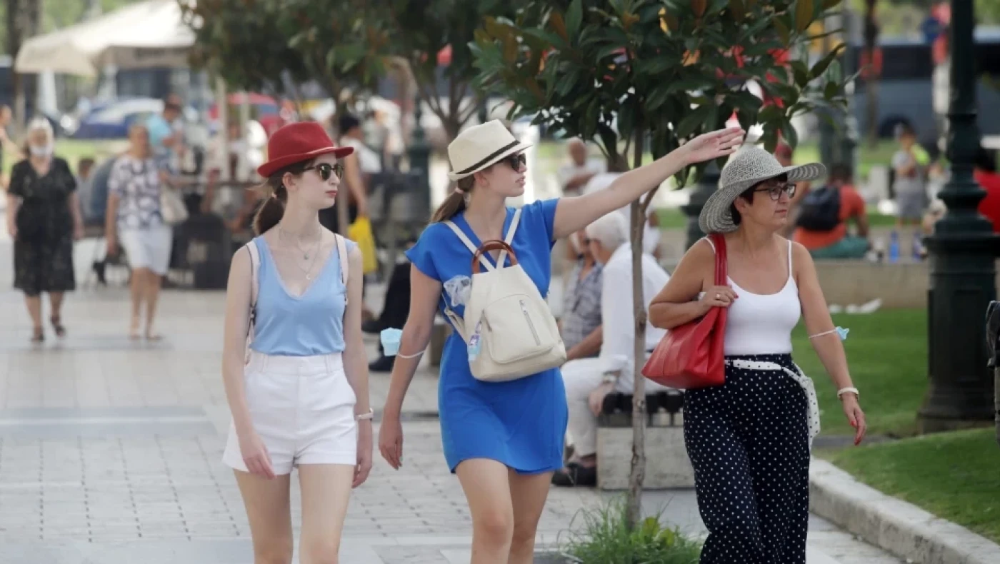 Καιρός: Ηλιοφάνεια και ζέστη σήμερα - Χαλάει από αύριο