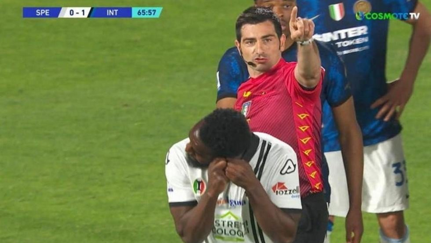 ΕΠΟΣ: Ο Ενζολά μπήκε στο 60' και έγινε αλλαγή στο 70' γιατί δεν έβγαινε το σκουλαρίκι