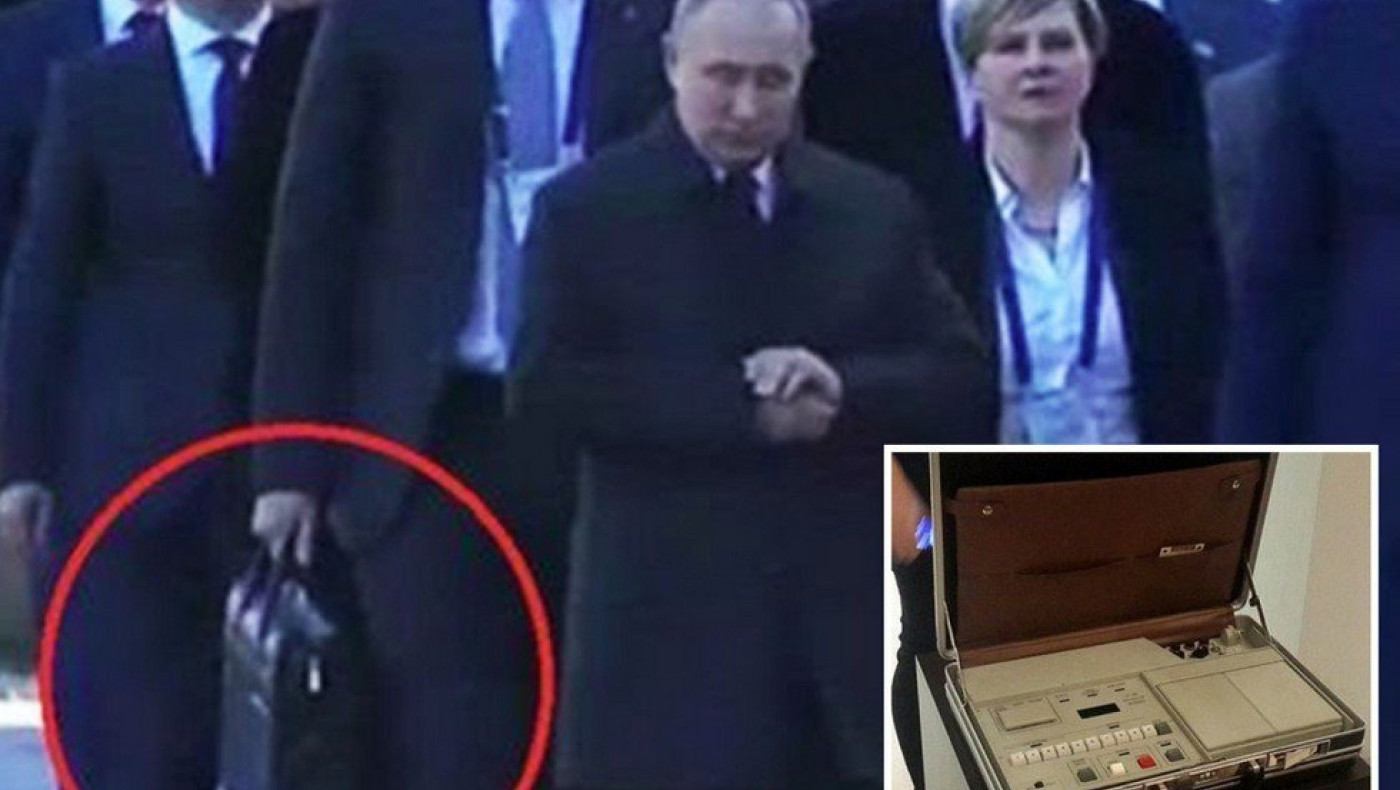 Βλαντίμιρ Πούτιν: Το μυστήριο με το βαλιτσάκι που κουβαλάει πάντα ο φρουρός του