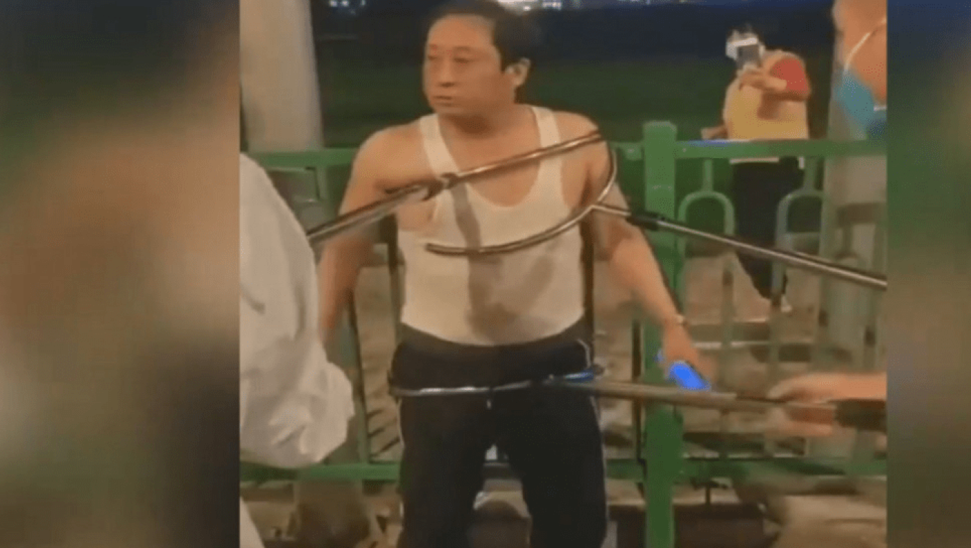 «Κόλαση» στη Σανγκάη: Χωρίζουν οικογένειες και αρπάζουν πολίτες με δαγκάνες