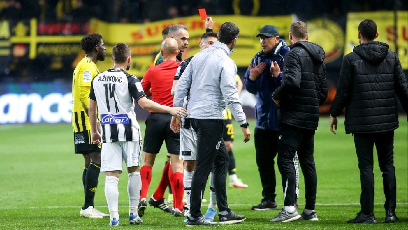 Αρης-ΠΑΟΚ: Ενταση ανάμεσα στους δύο πάγκους και αποβολές σε Μπάτσι και Μπούργος