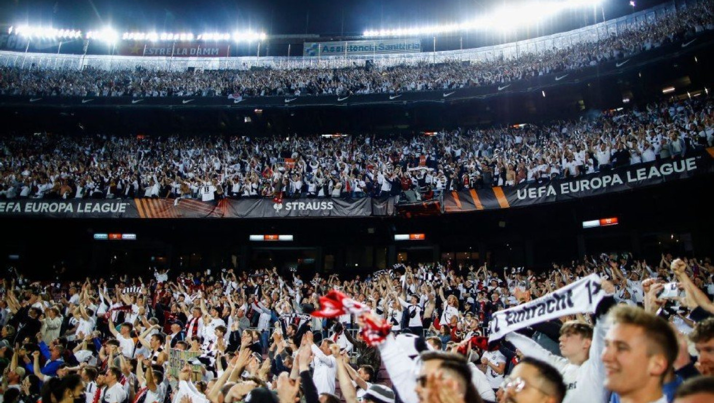 Οπαδός της Μπαρτσελόνα πούλησε 2.000 εισιτήρια σε οπαδούς της Άιντραχτ και τον... κυνηγούν!