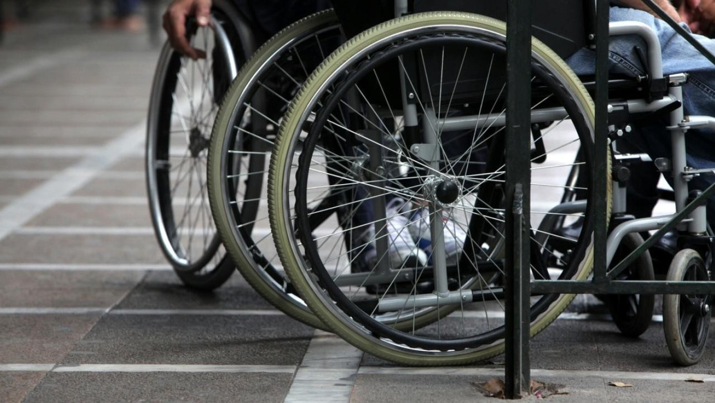 Φρίκη στη Θεσσαλονίκη: Συνελήφθη οικιακή βοηθός που έδερνε 50χρονη ΑμεΑ