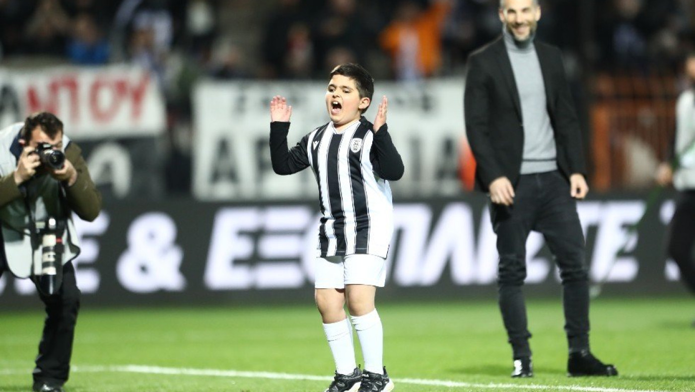 Συγκίνηση στην Τούμπα με τον μικρό Λέανδρο να δίνει το σύνθημα και να σκοράρει