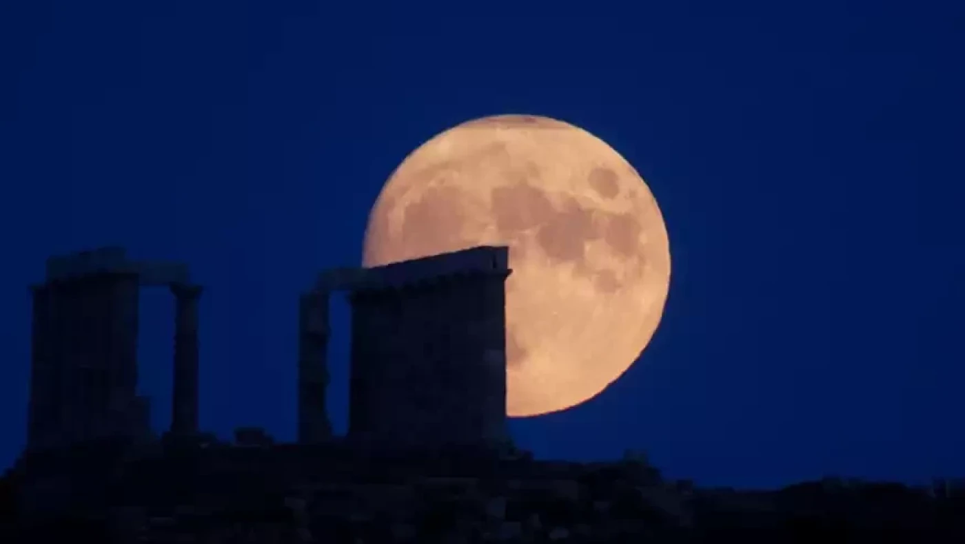 Πανσέληνος Απριλίου: Σήμερα το εντυπωσιακό «ροζ φεγγάρι», τι ώρα μπορείτε να το δείτε