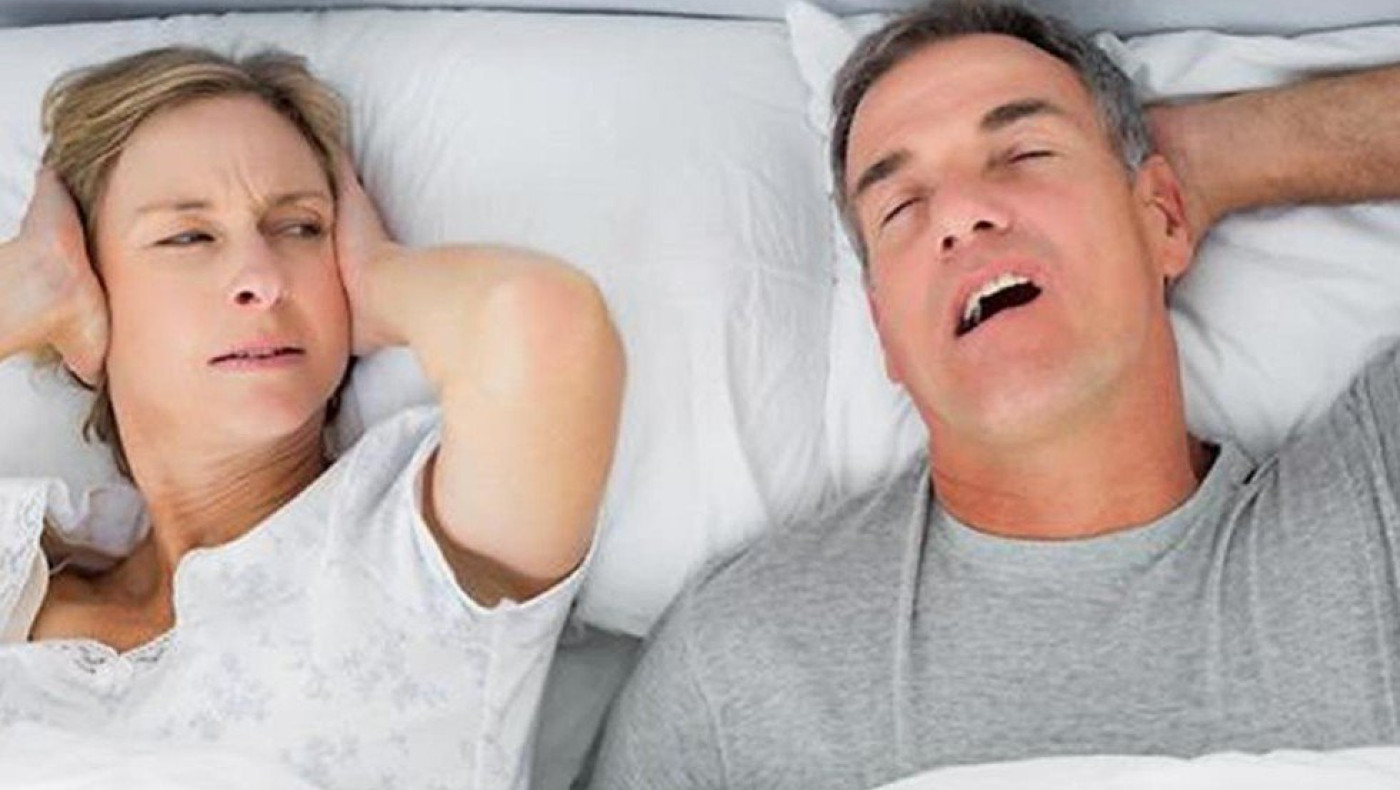 7 εύκολοι τρόποι για να σταματήσετε να ροχαλίζετε