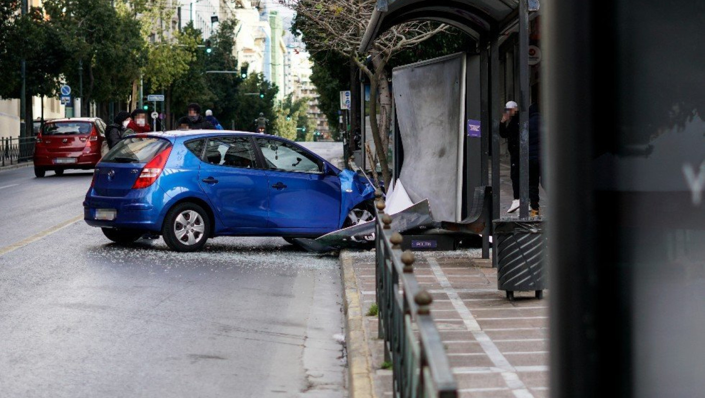 Θεσσαλονίκη: Απίστευτη πορεία αυτοκινήτου που έπεσε πάνω σε 6 σταθμευμένα