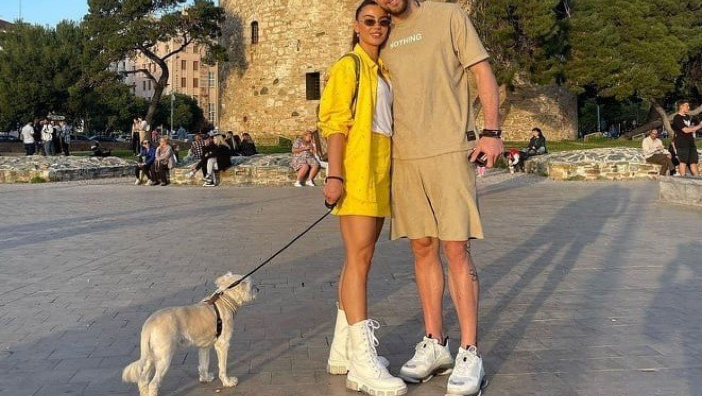 Ειρήνη Παπαδοπούλου: Βόλτα στη Θεσσαλονίκη ντυμένη στα κίτρινα με τον Αλέξανδρο Πασχαλάκη