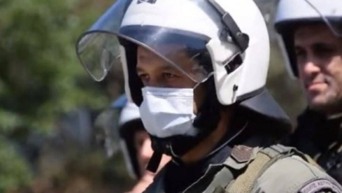 Επικός διάλογος φοιτητή με άνδρα των ΜΑΤ: «40 χρονών κεφτές», «Αν έρθω θα τρέχεις ως την παραλία»